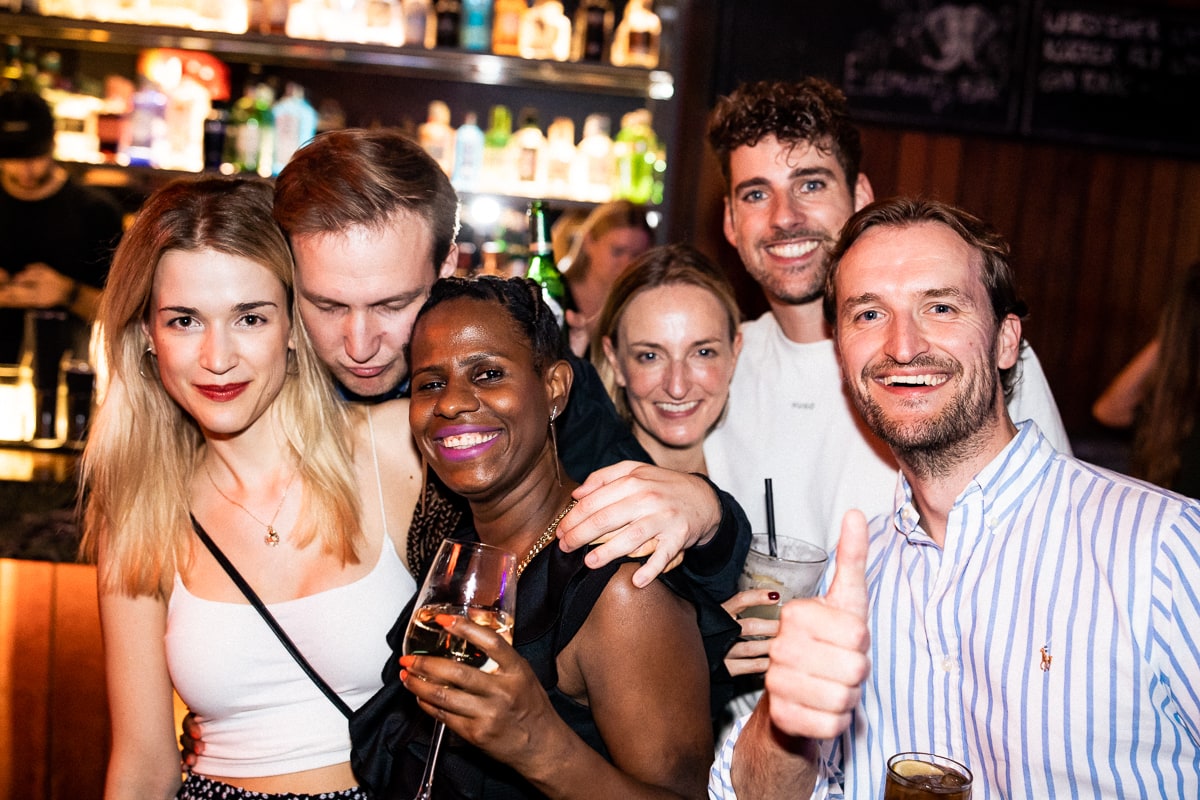 Kinder der Nacht beim abendlichen Partyritual in der Elephant Bar.