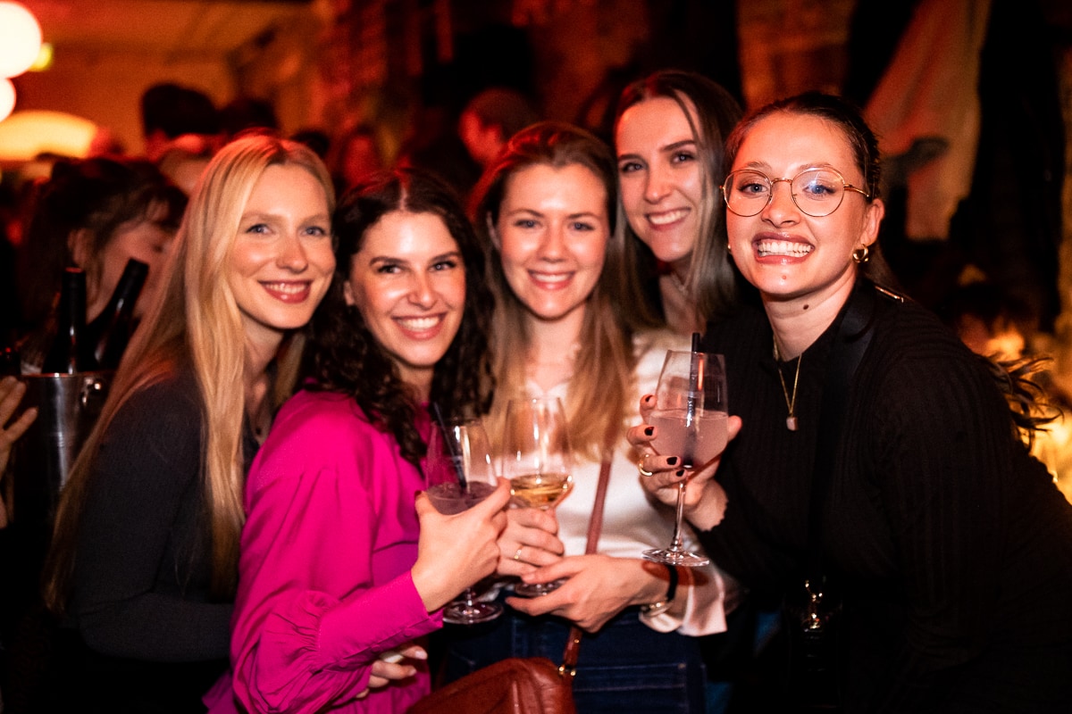 Ein breites Grinsen, ein gut gefülltes Glas Wein: Was will man mehr an einem Samstagabend? 