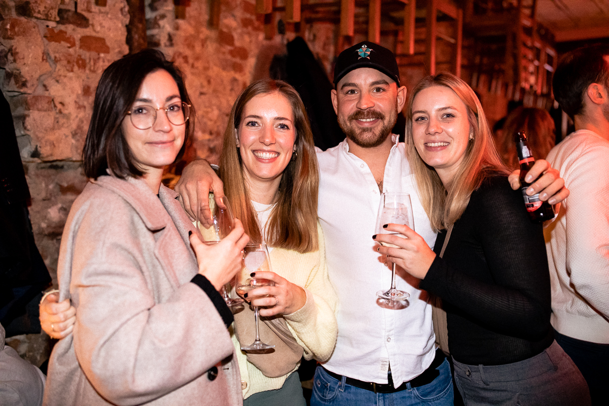 Einen edlen Tropfen Wein genehmigten sich am Samstag die Freunde der Fett Weinbar. 