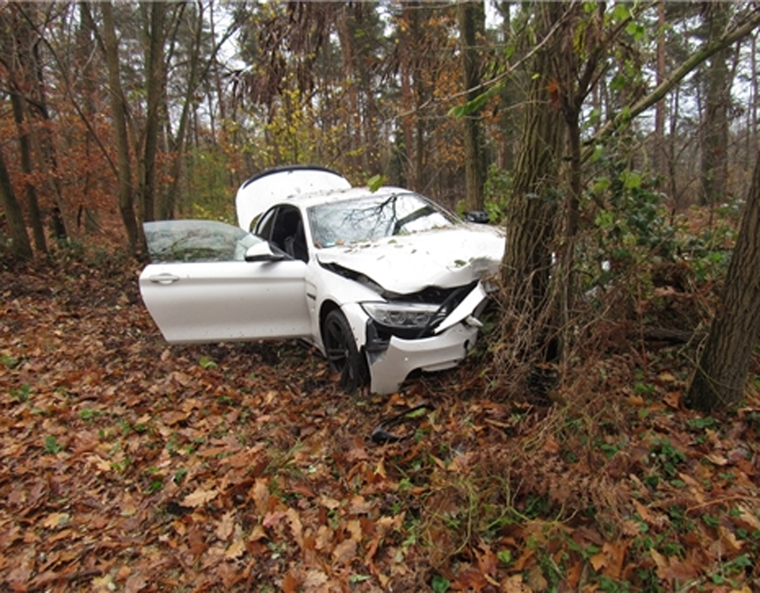 Langenfeld (NRW): BMW-Fahrer verliert Kontrolle und kracht gegen Baum
