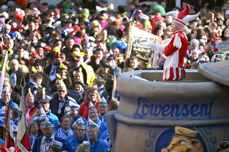 Auftakt Karneval in Düsseldorf am Marktplatz vor dem Rathaus am 11.11.2023