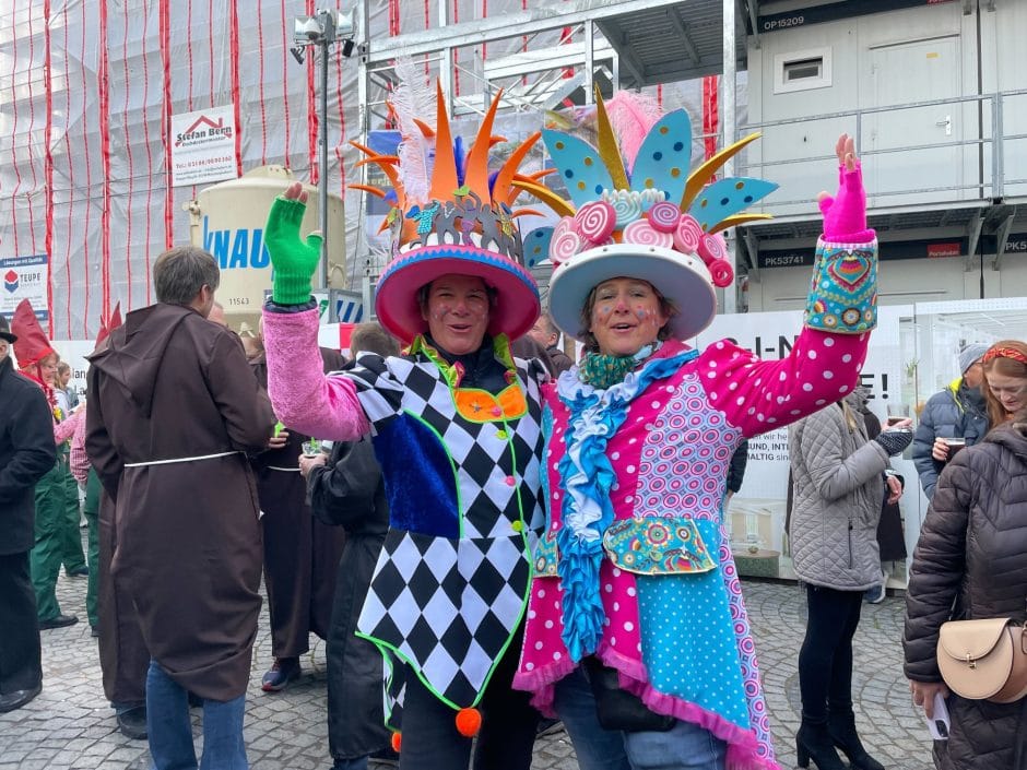 Karneval in Düsseldorf Kostüme Verkleidungen Marktplatz 11.11.2023