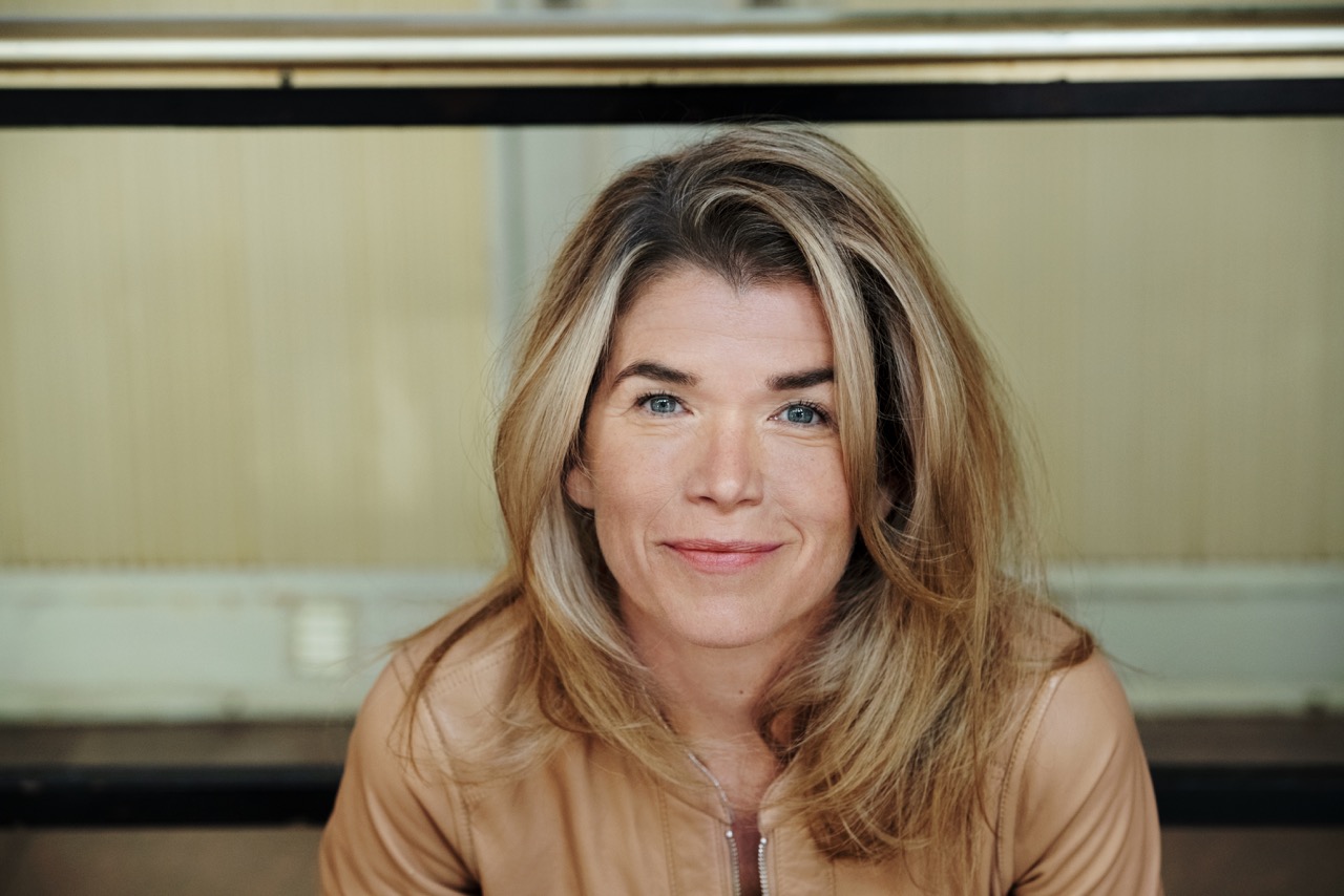 Schauspielerin Anke Engelke liest auf der Lit. Cologne 2024 aus ihrer modernen Adaption der 