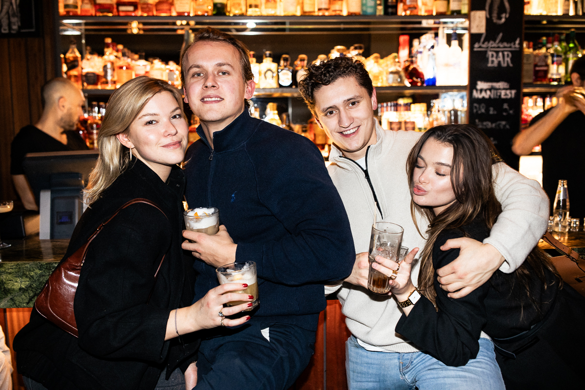 Der Tag vor Heiligabend wurde ausgelassen gefeiert in der Elephant Bar. 