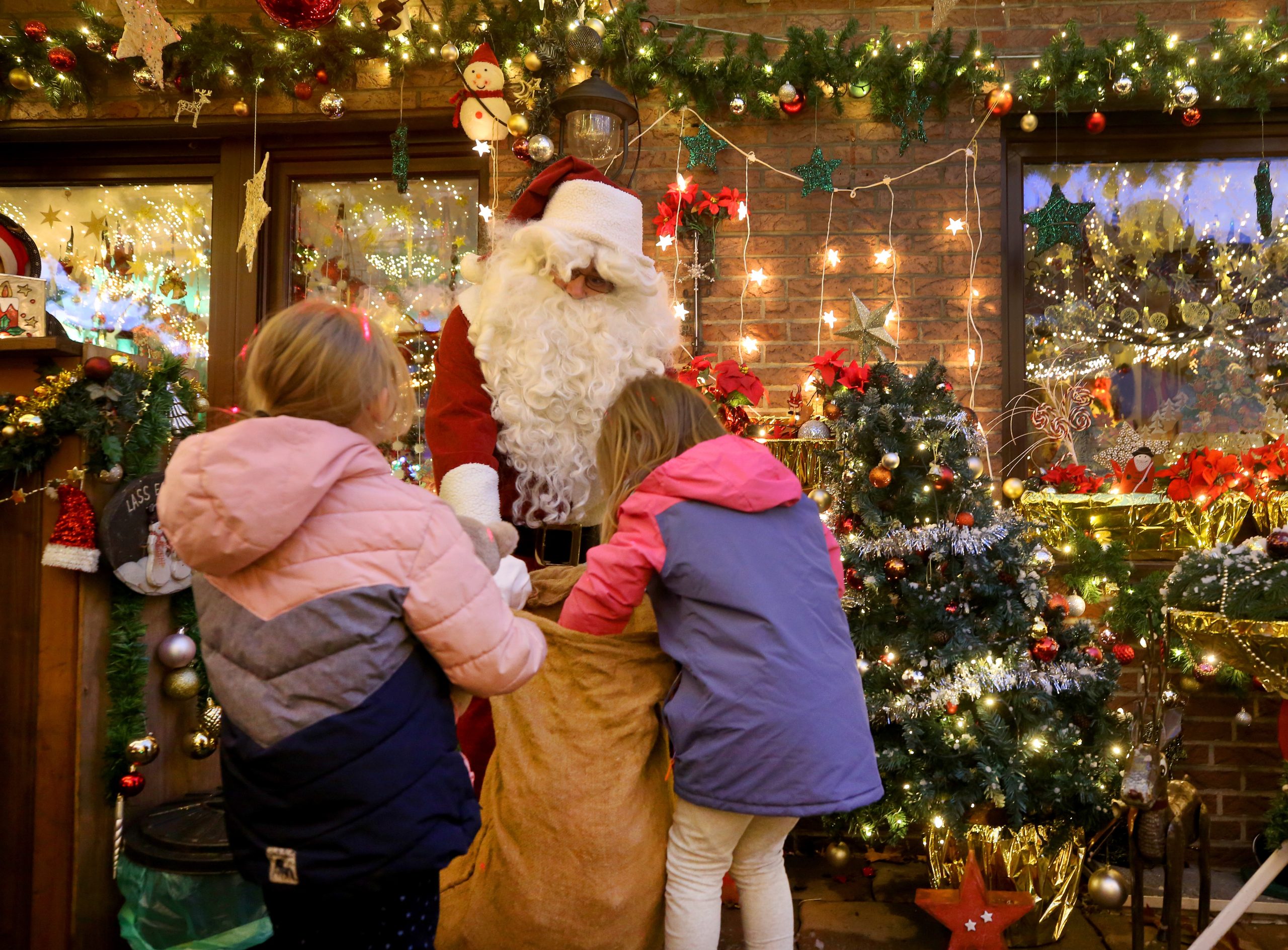 Der Altenpfleger und weihnachtsverrückte Dirk van Acken begrüßt vor seinem dekorierten Haus die ersten Besucher. 