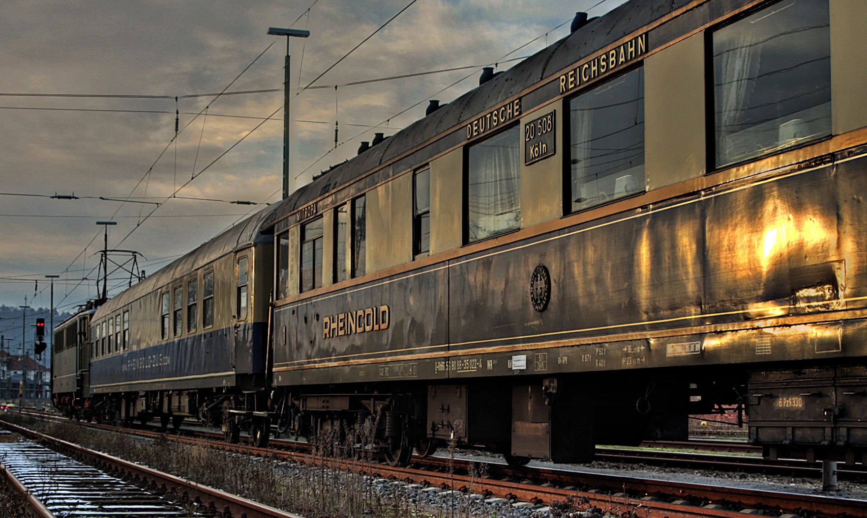 Goldig schimmert er in der Sonne: der Rheingold-Express ist eine lebende Legende auf der Schiene in Deutschland.