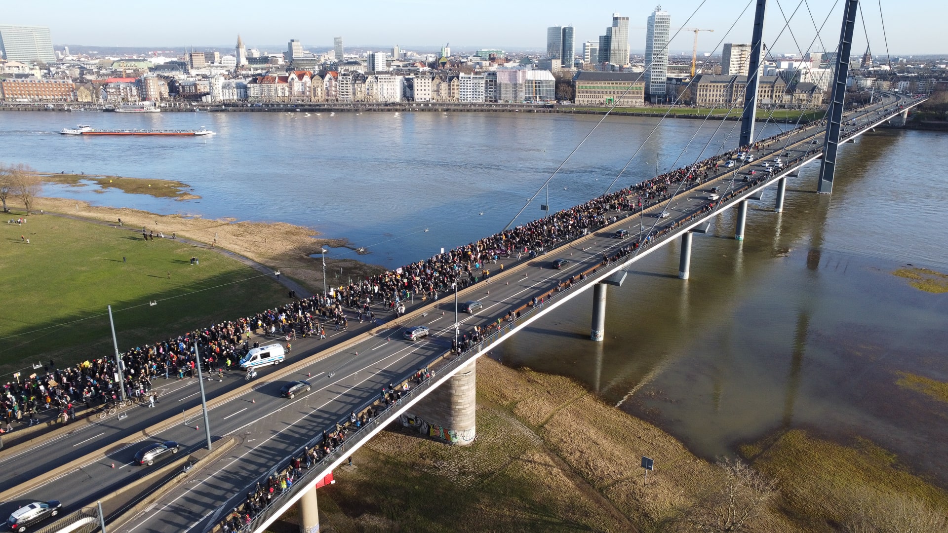 Über 100.000 Düsseldorfer zogen am Samstagnachmittag von der Stadt über die Rheinkniebrücke in Richtung Oberkasseler Rheinwiese, um sich deutlich gegen Rechts zu stellen.