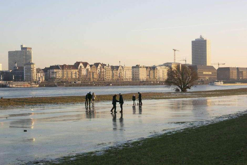 Winter Wetter in Düsseldorf: Rhein, Eislaufen, Blitzeis