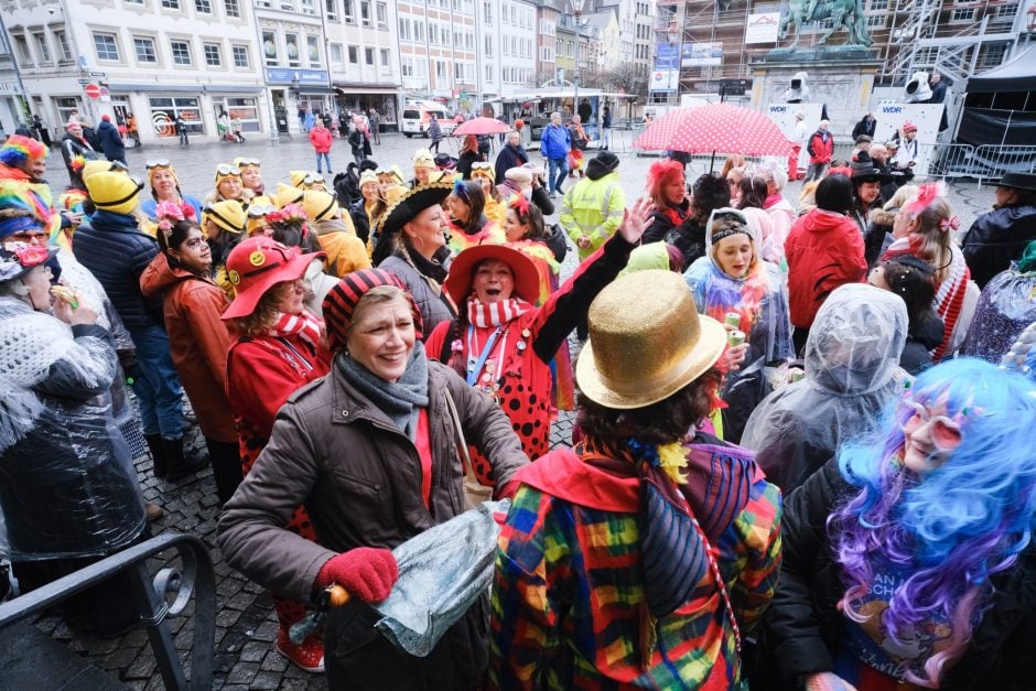 Karneval Altweiber Düsseldorf Möhnensturm Rathaus