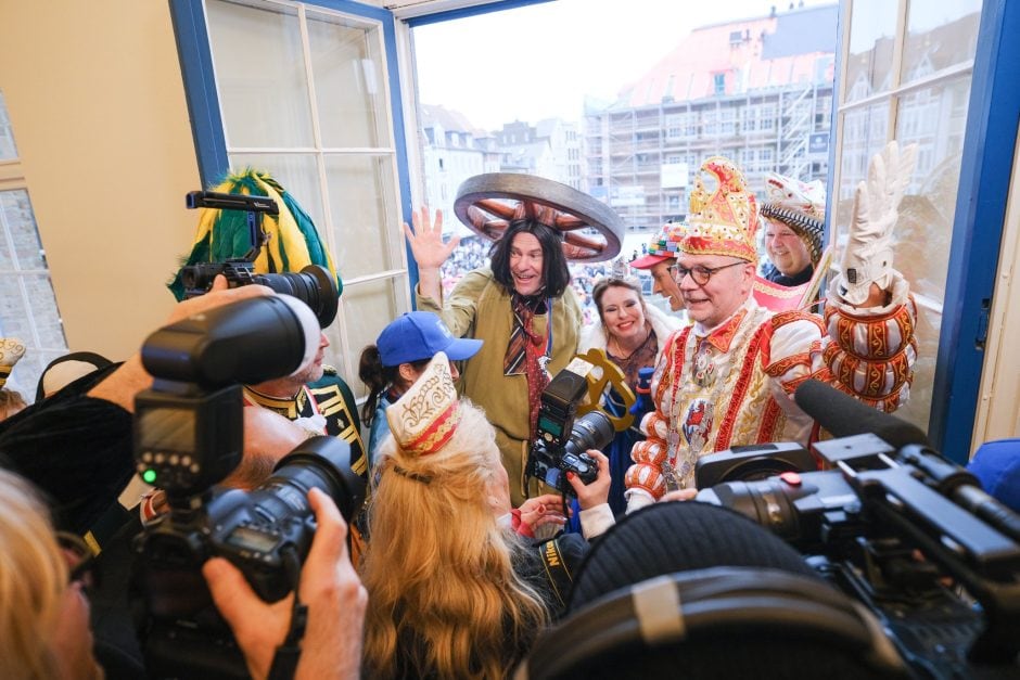 Karneval Altweiber Düsseldorf Möhnensturm Rathaus