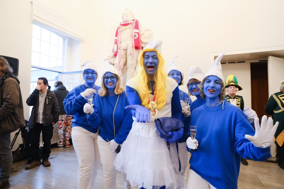 Karneval Altweiber Düsseldorf Möhnensturm Rathaus