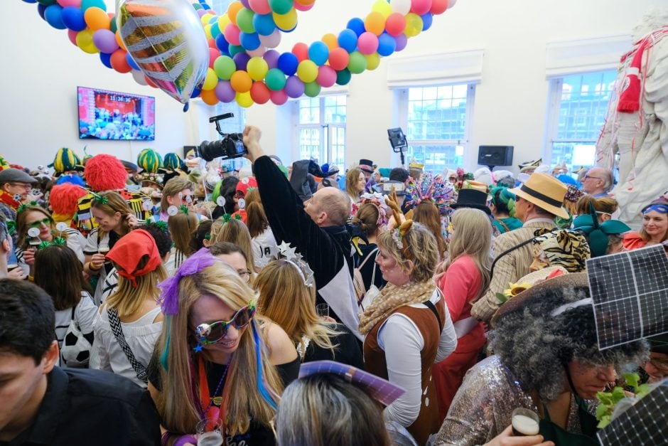 Karneval Altweiber Düsseldorf Möhnensturm Rathaus