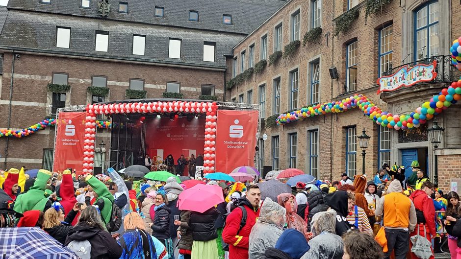 Altweiber Düsseldorf Rathaus Marktplatz