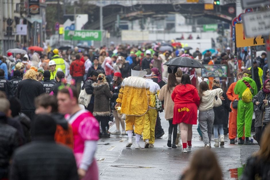 Zülpicher Straße an Weiberfastnacht in Köln