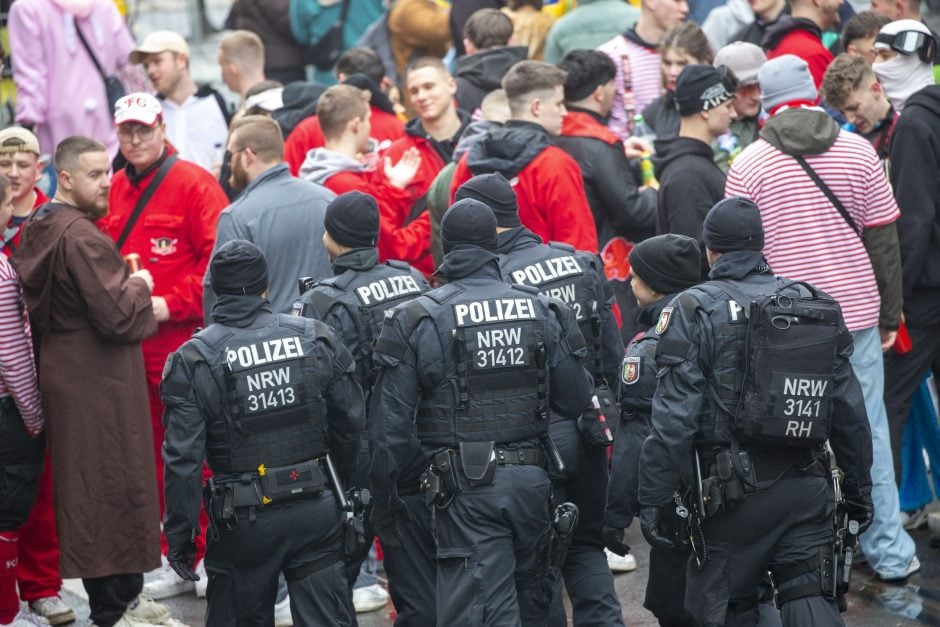 Zülpicher Straße an Weiberfastnacht in Köln