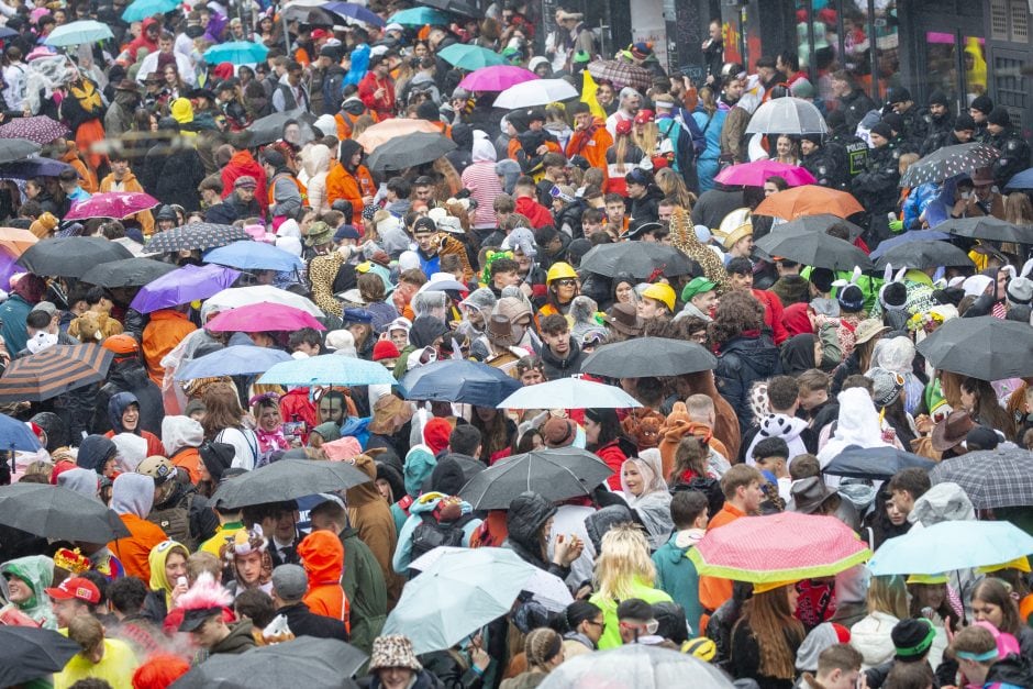 Zülpicher Straße an Weiberfastnacht in Köln