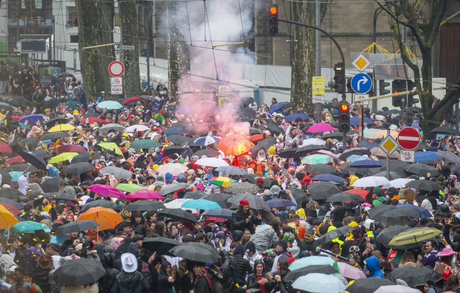 Zülpicher Straße an Weiberfastnacht in Köln