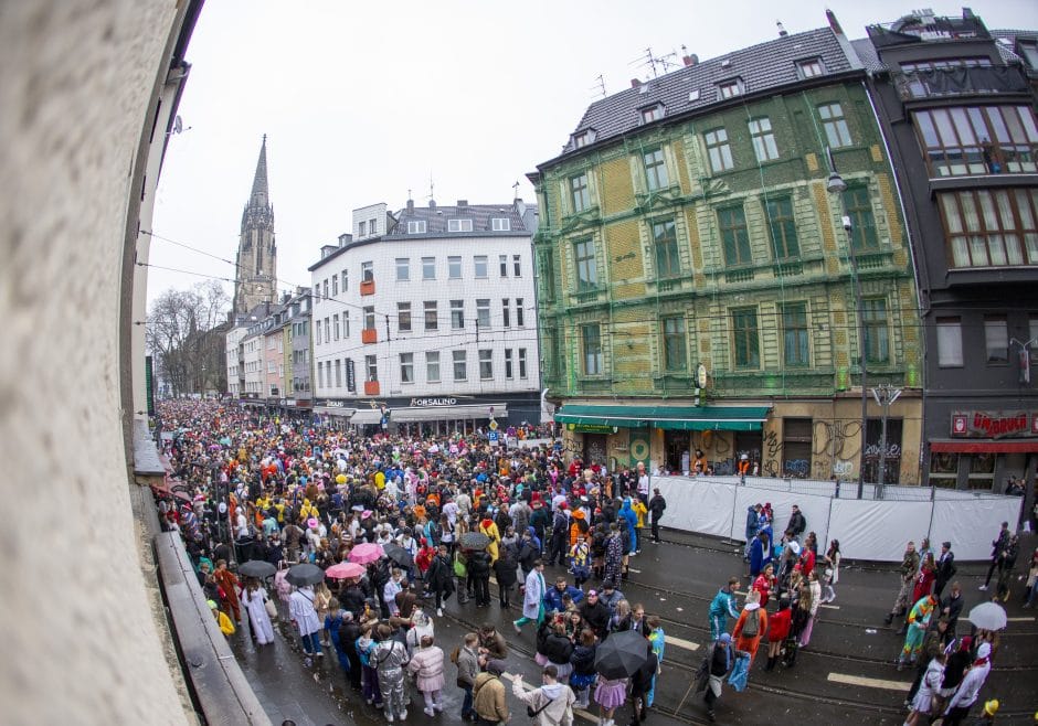 Zülpicher Straße an Weiberfastnacht in Köln