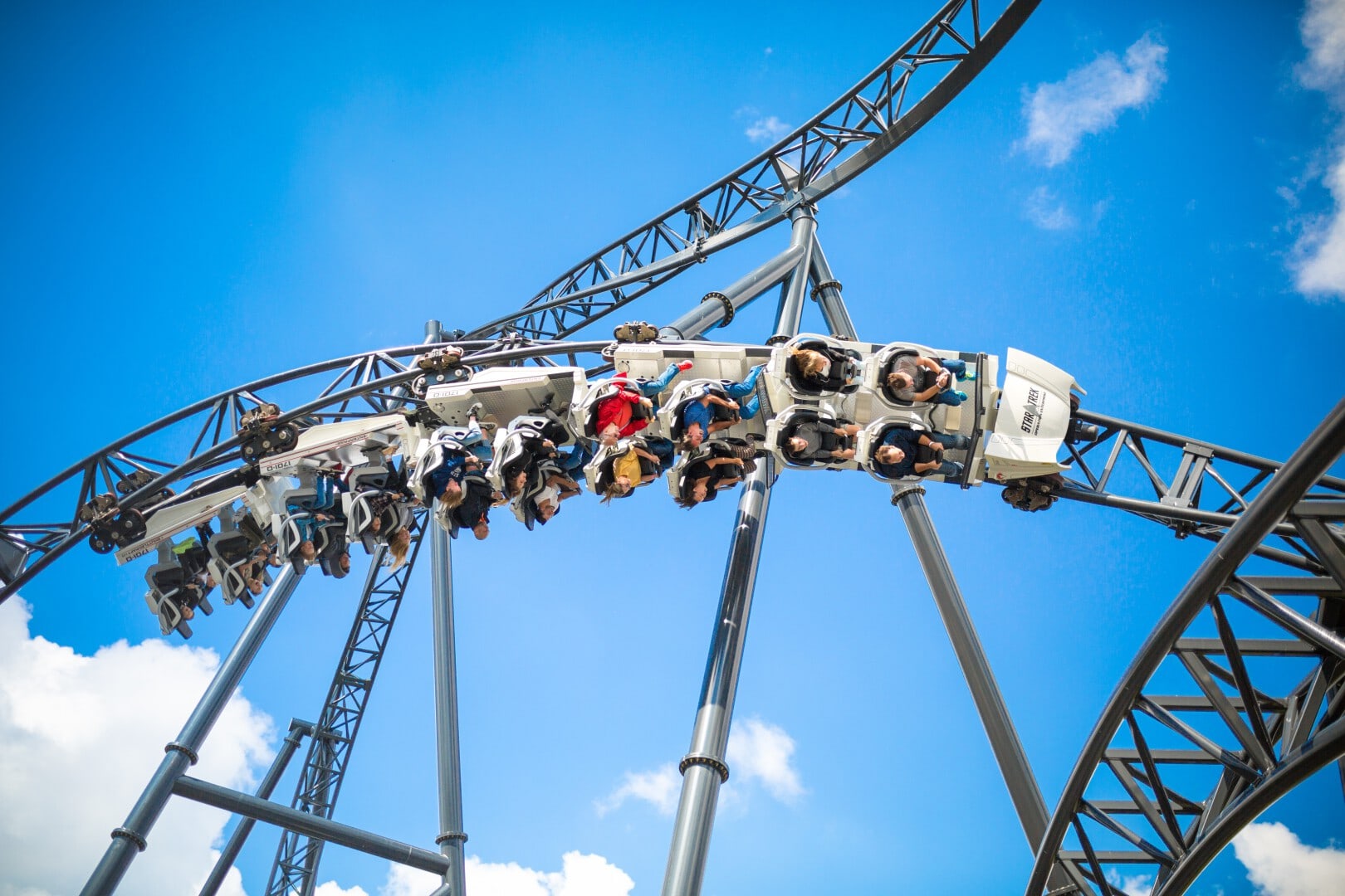 Der Movie Park Germany nahe Bottrop gilt neben dem Phantasialand als einer der populärsten Freizeitparks in Nordrhein-Westfalen. Besonders spektakulär: Die Achterbahn 