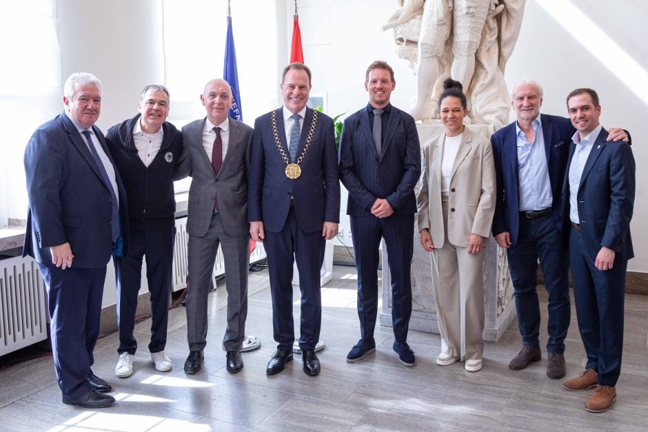 Zu Gast bei OB Dr. Keller (4.v.l.): Peter Frymuth, Andreas Rettig, Bernd Neuendorf, Julian Nagelsmann, Célia Šašić, Rudi Völler und Philipp Lahm.