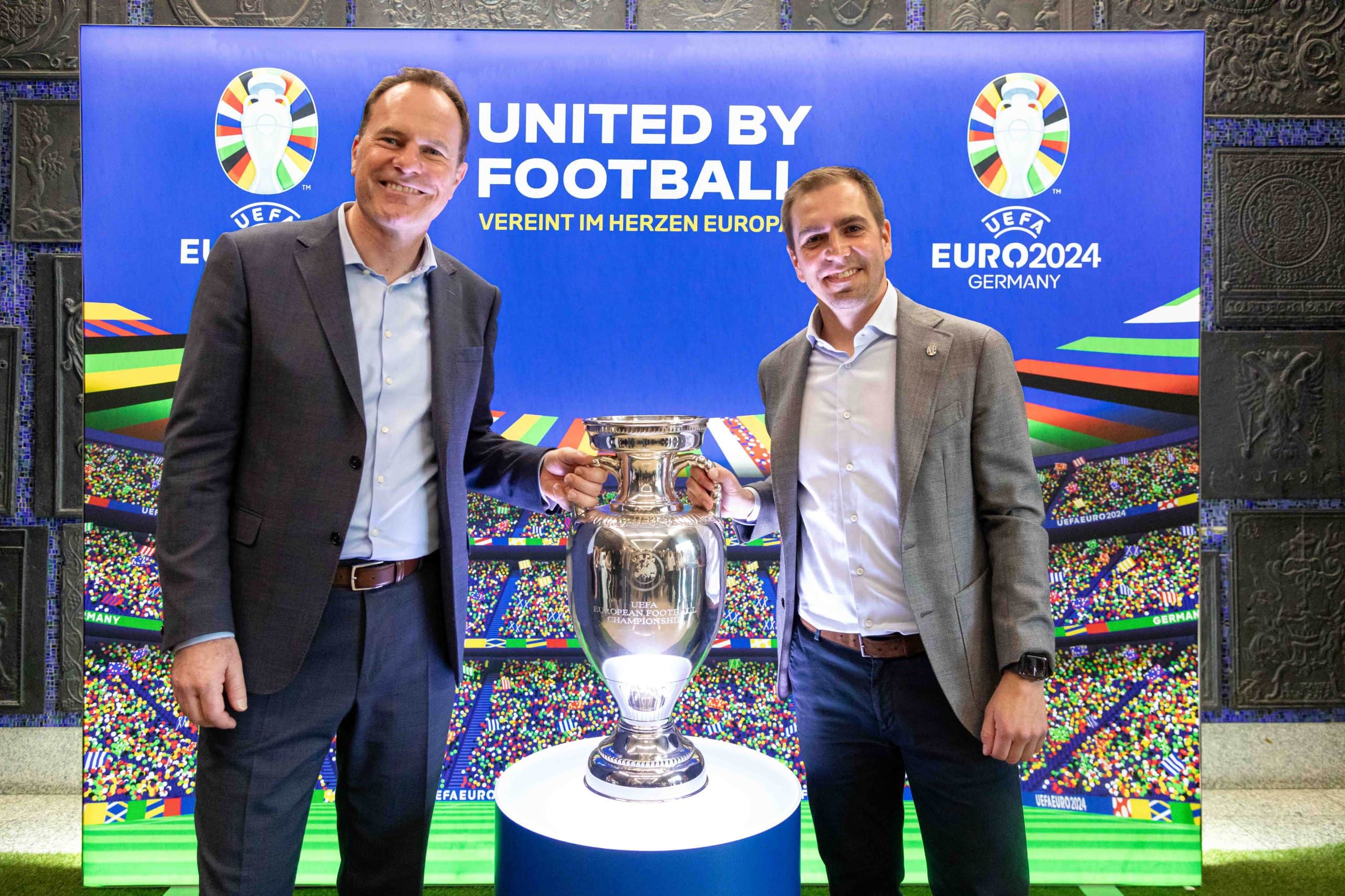 OB Dr. Stephan Keller und Philipp Lahm präsentieren die Trophy den Fußballfans in der Landeshauptstadt.