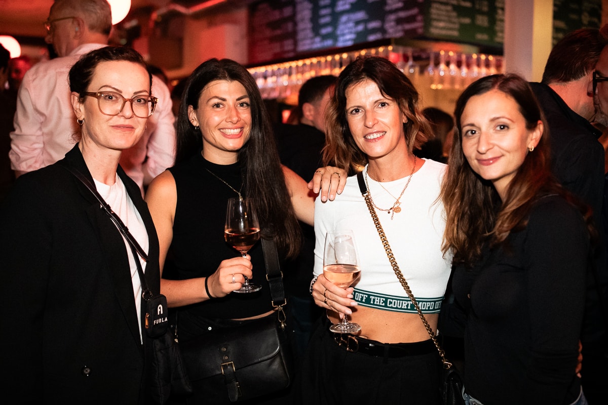 Mit einem Glas Wein und den passenden Freunden zur Hand, ging es für die Düsseldorfer wieder mit Vollgas in die Nacht hinaus: Willkommen in der Fett Weinbar am Donnerstag!