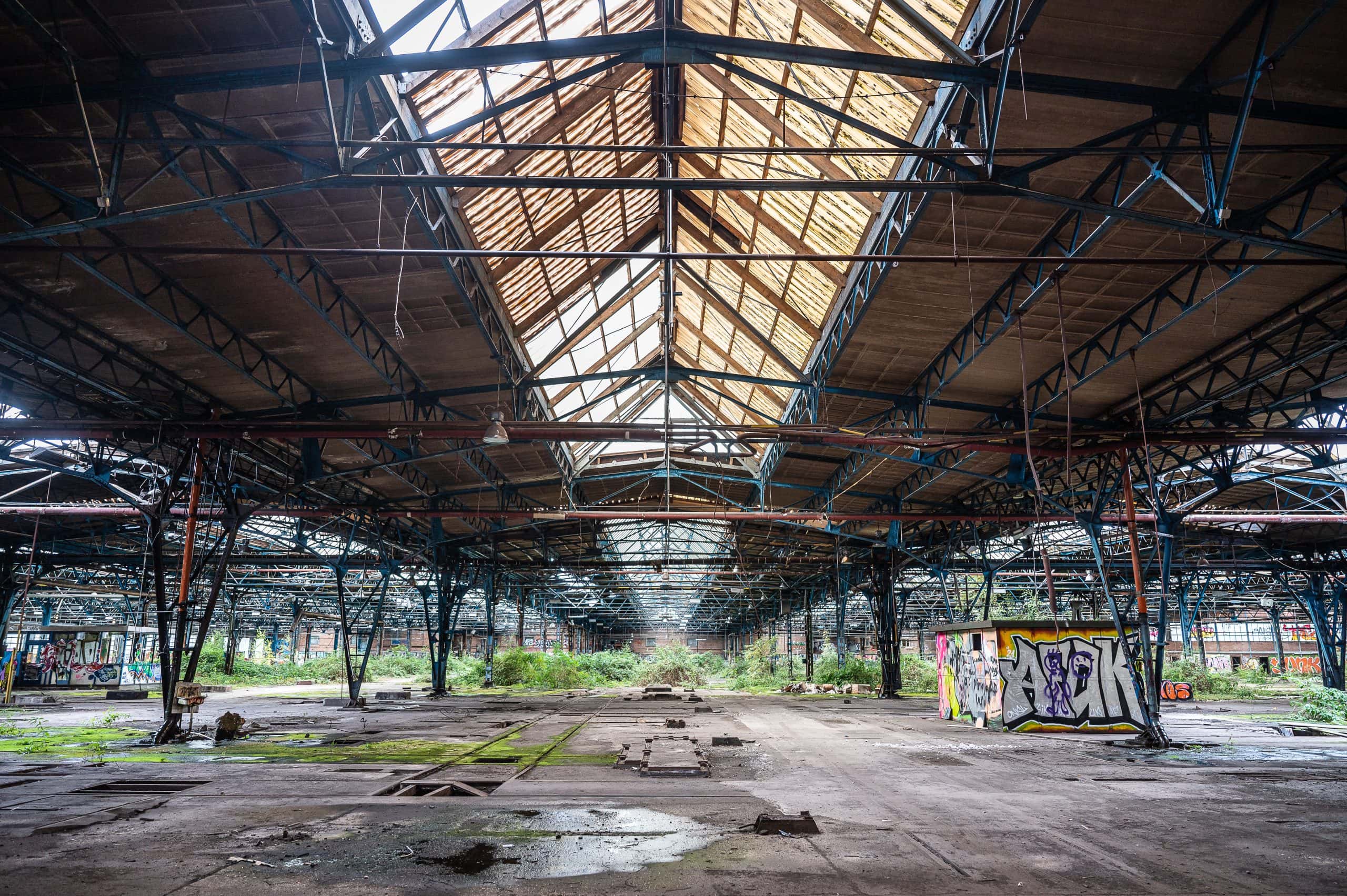 Innenansicht der ehemaligen Empfangshalle am Bahnhof in Duisburg-Wedau. Eine 18.000 Quadratmeter große Location, die verfällt. Foto: IMAGO / Funke Foto Services
