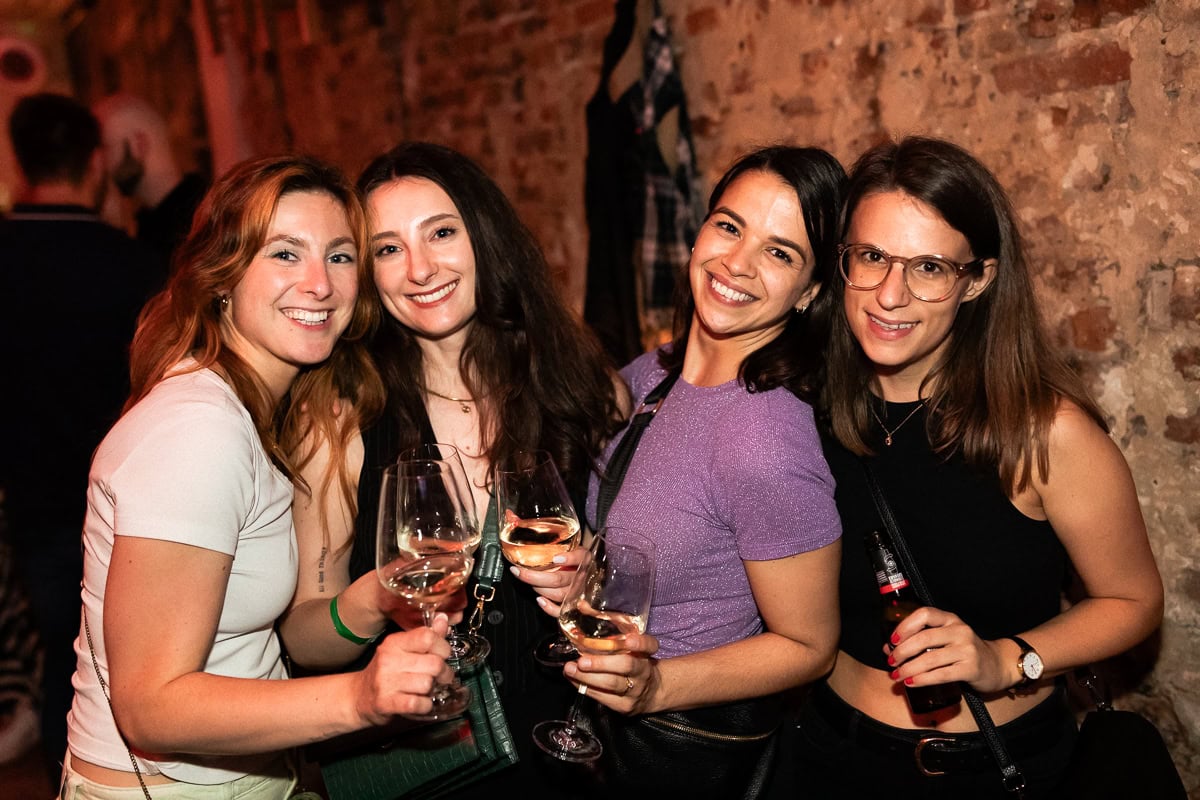 Trotz Unwetterstimmung in Düsseldorf: In der Fett Weinbar strahlten die Nachtschwärmer um die Wette!