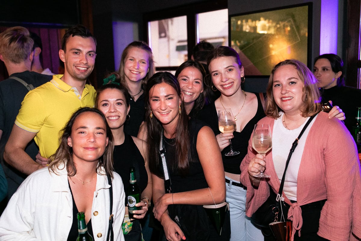 Cheers Düsseldorf! In der Elephant Bar wurde am Samstag wieder gut gelaunt angestoßen, geflirtet und gefeiert.