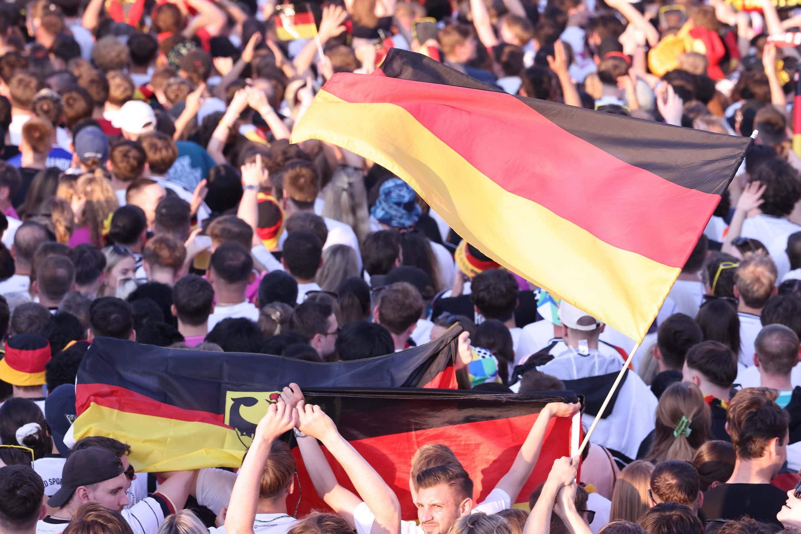 Knapp 15.000 Menschen verfolgten am Sonntag das letzte Gruppenspiel der deutschen Fußball-Nationalmannschaft in den Düsseldorfer Fanzones.