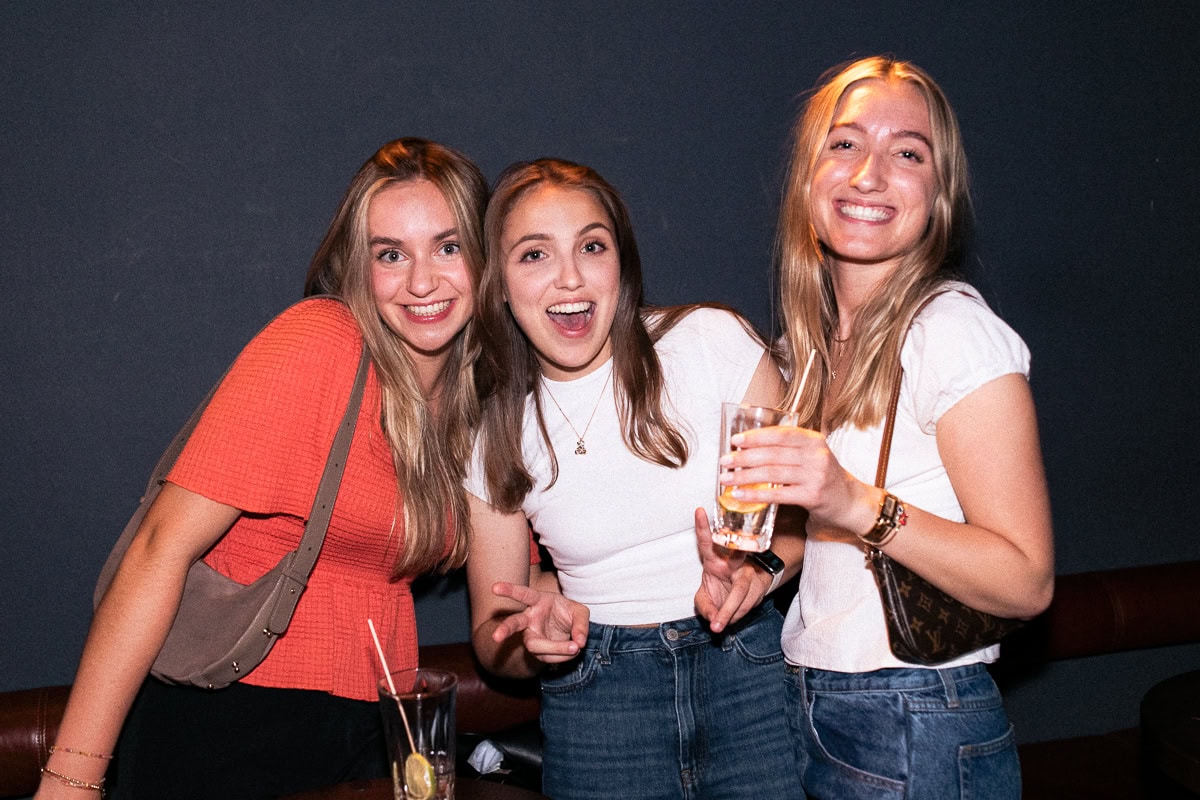 Diese Ladies hatten sichtlich Spaß in der Boston Bar. 