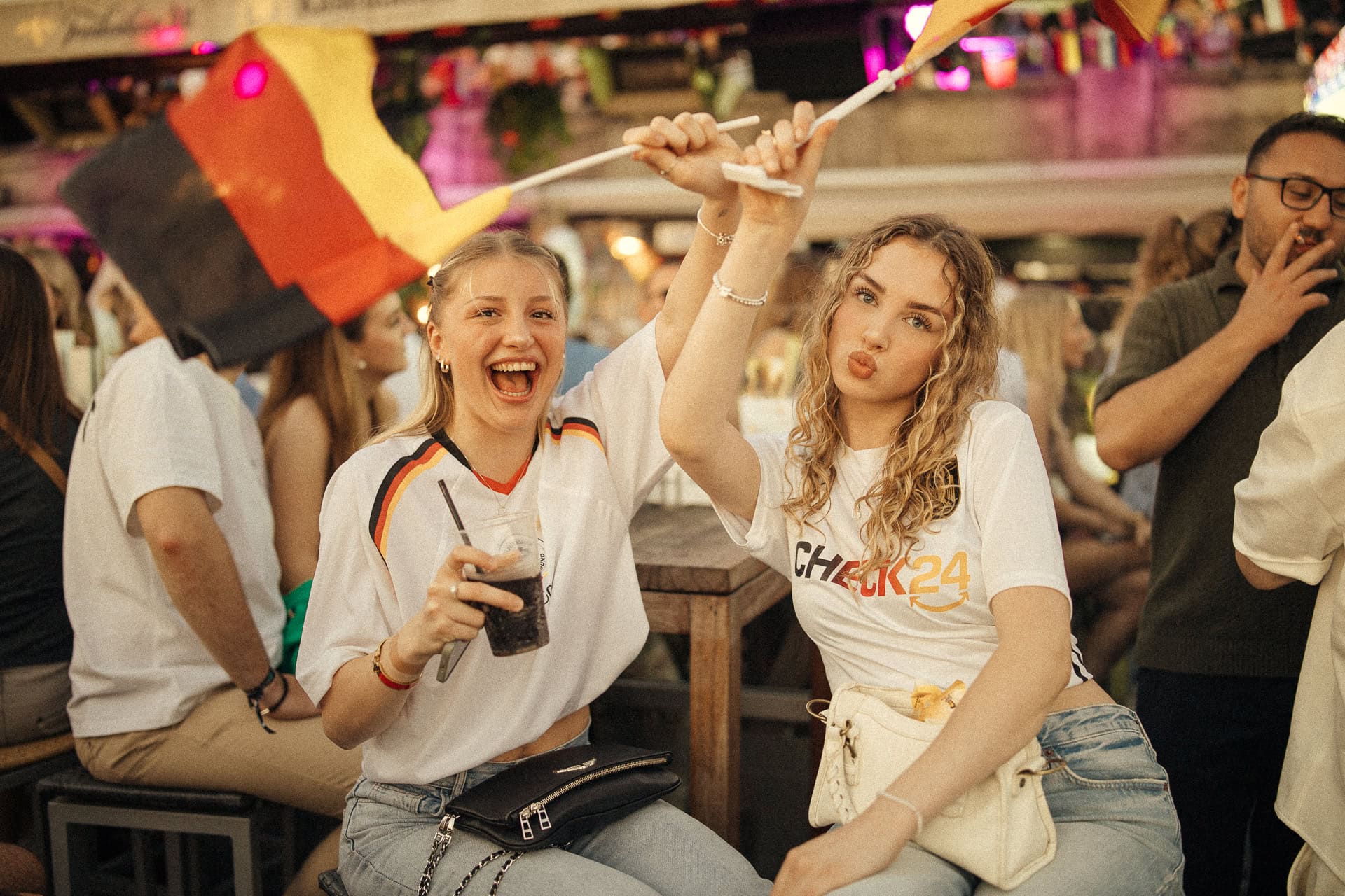 EM-Spiel in Düsseldorf: „Schweiz vs. Deutschland“ – Public Viewing in der Düsseldorfer Altstadt, alle Fotos