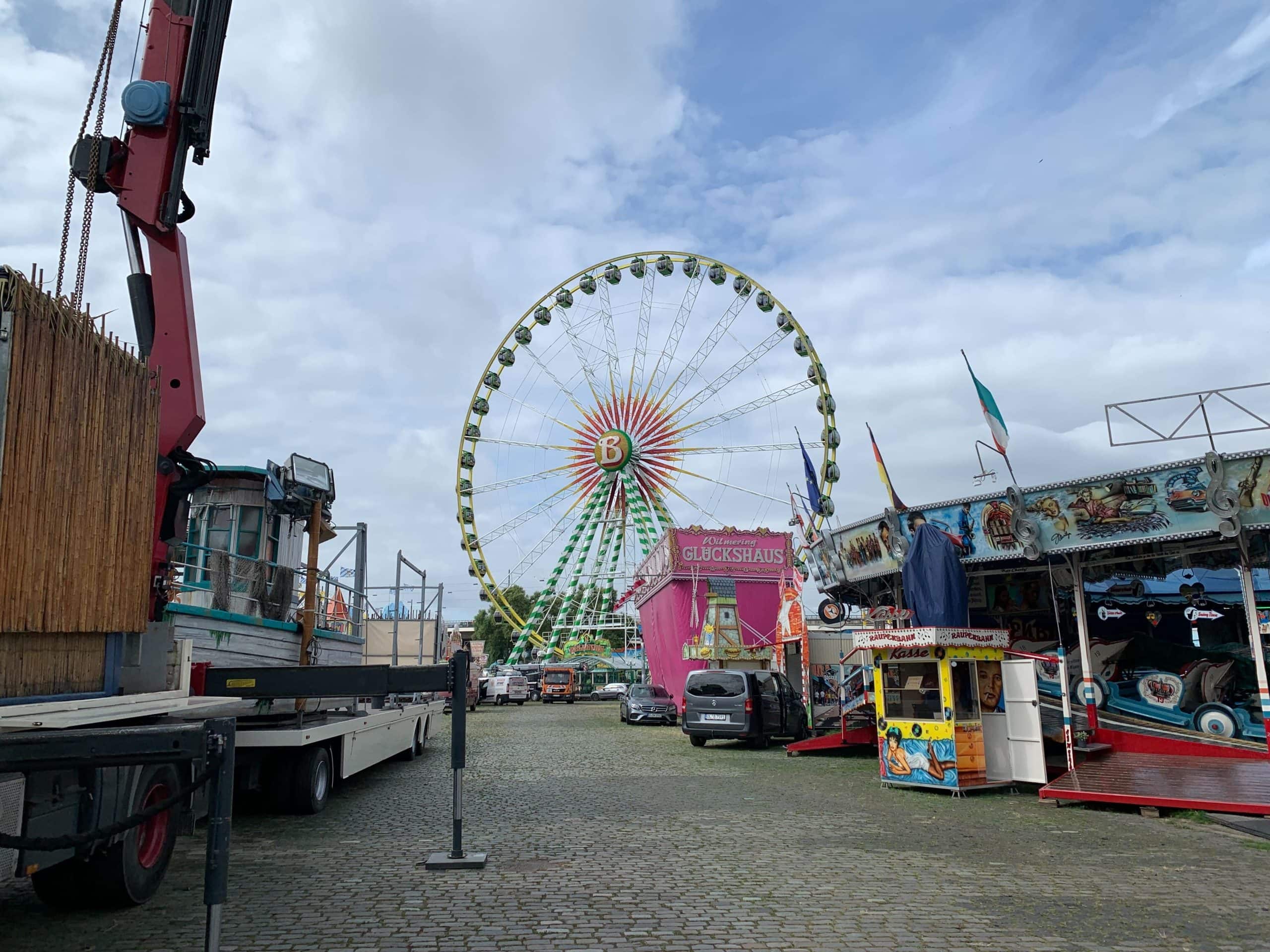 Rheinkirmes 2024: Fotos vom Aufbau – die Kirmesstadt steht bereit!