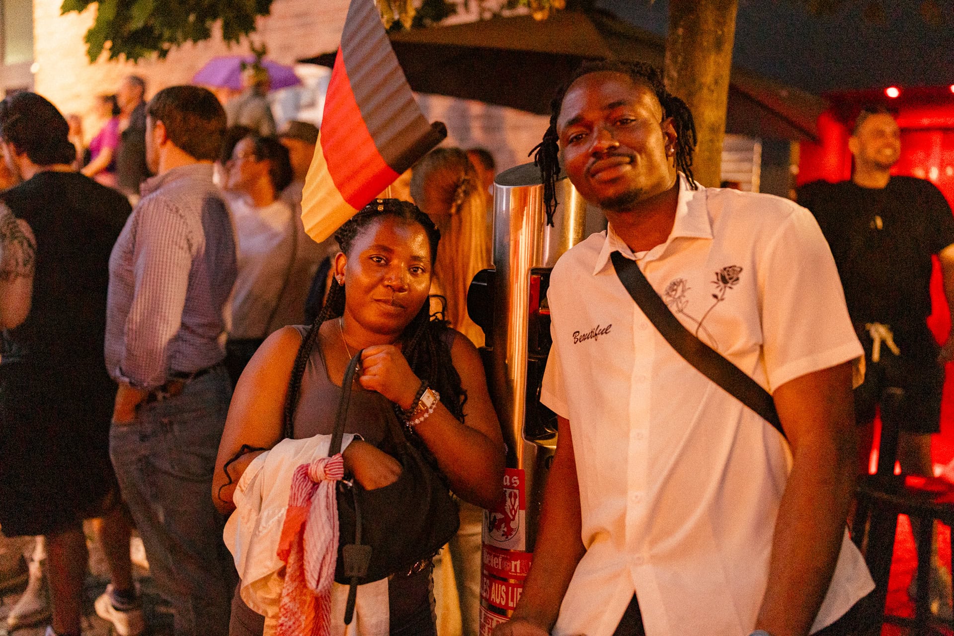 Everybody's Heimspiel: Unter diesem Motto feierten die Fußball-Fans in der Düsseldorfer Altstadt. 