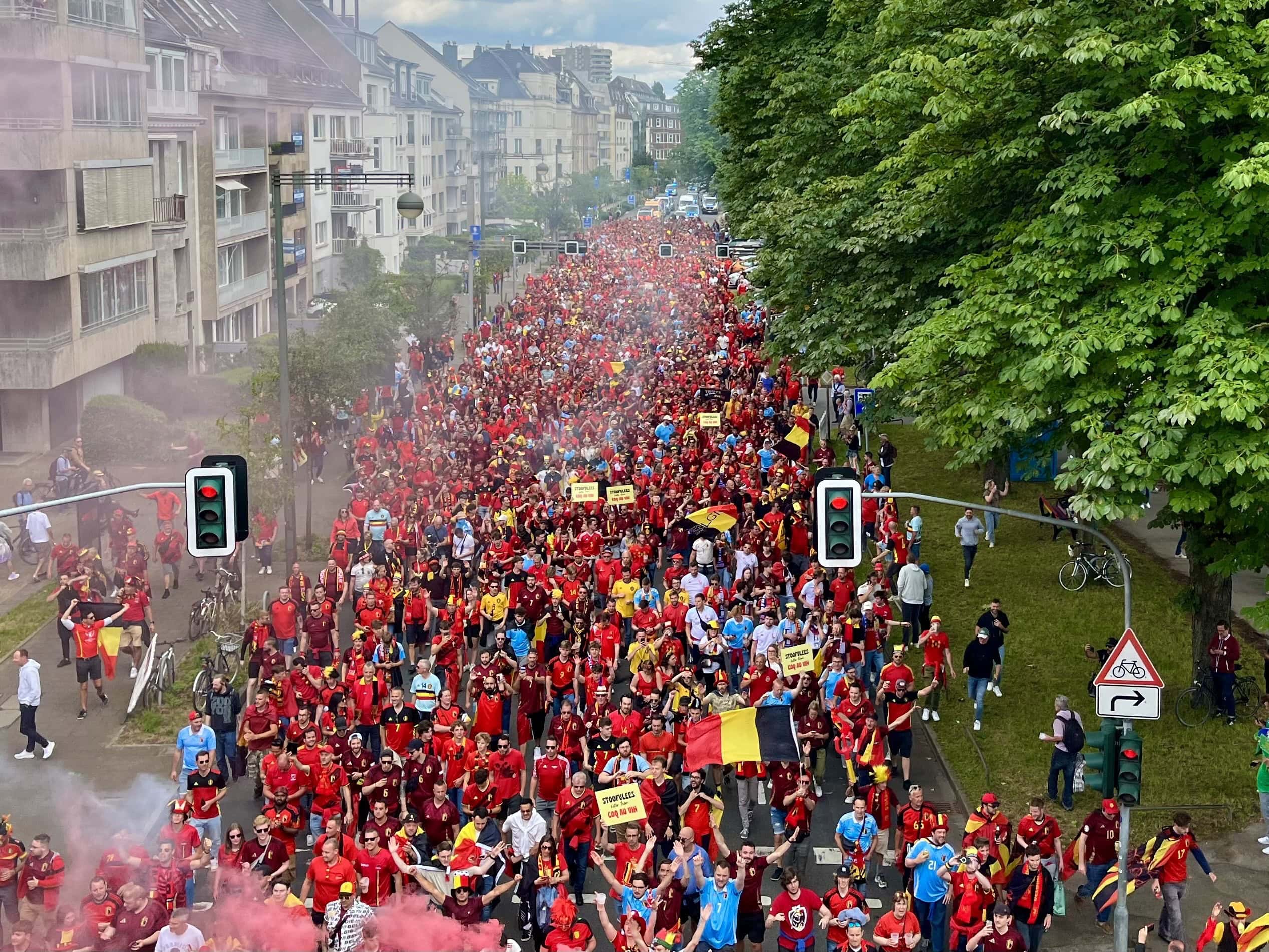 Tausende belgische Fans ziehen am Montag, dem 1. Juli 2024, in den Fan-Walk, um ihre Nationalmannschaft in der Arena zu unterstützen. Um ins Achtelfinale zu gelangen, müssen sie heute die starken Franzosen schlagen.