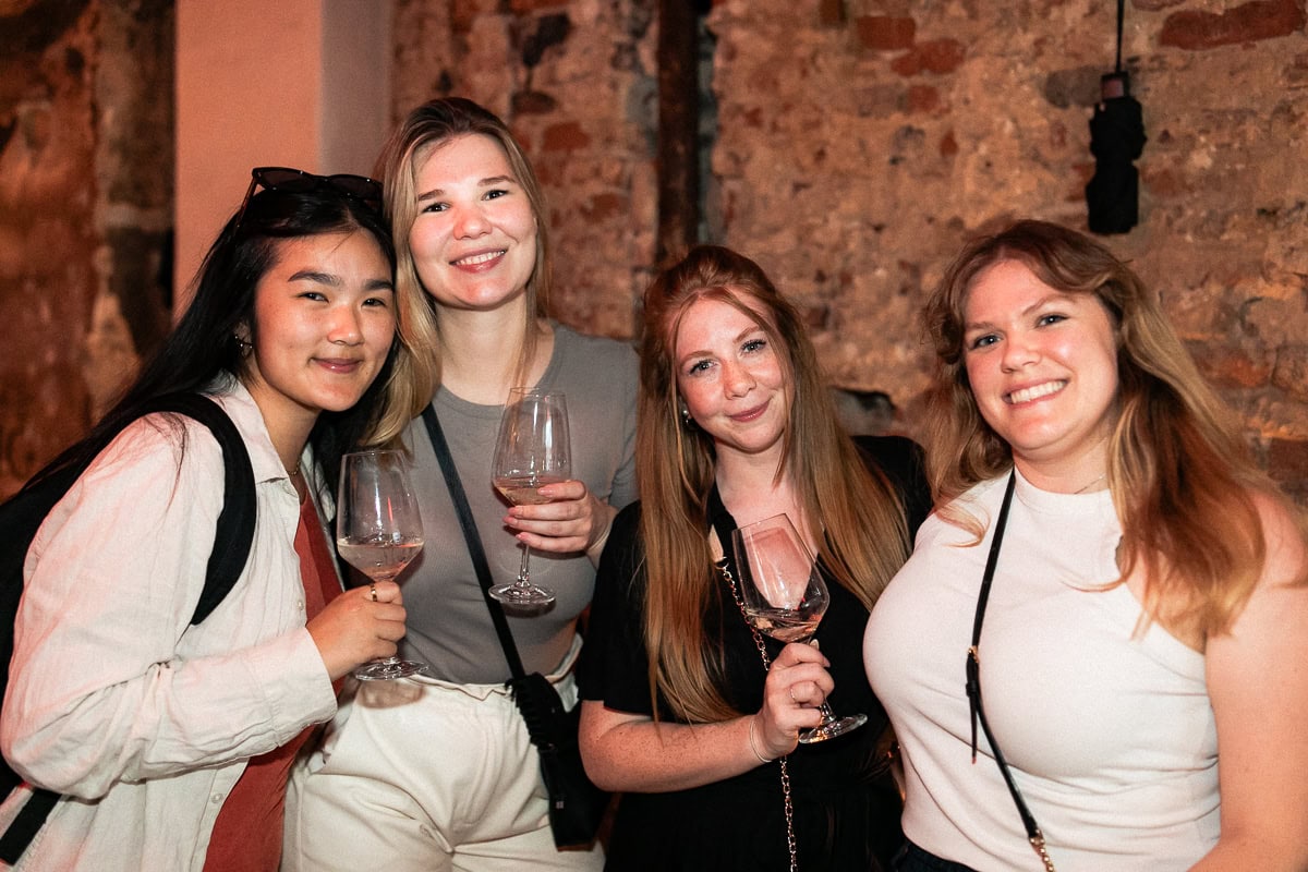 Nippen bereits unter der Woche gerne an einem kühlen Glas Wein – der Sommer in der Fett Weinbar macht es möglich!