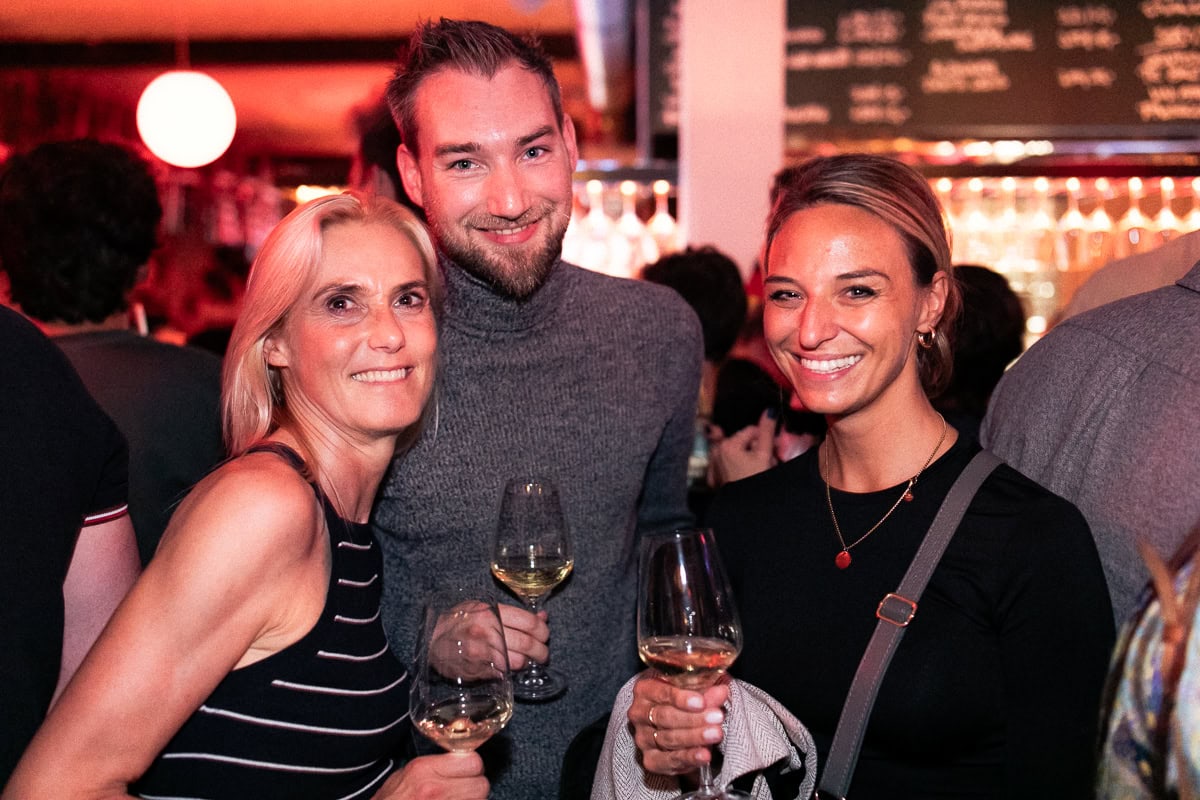 In der Fett Weinbar wurde am Freitag auf das nächste EM-Wochenende in Düsseldorf angestoßen.