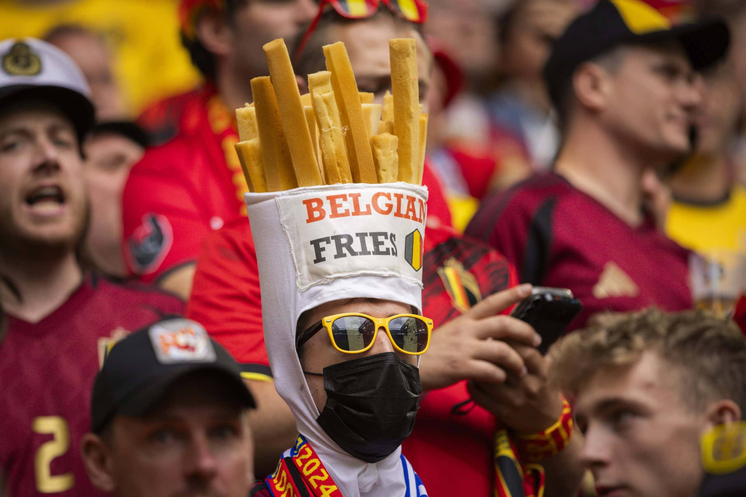 Eine anonyme Portion Pommes in der Düsseldorf Arena während des Spiels Belgien gegen Frankreich am Montag, 1. Juli 2024.