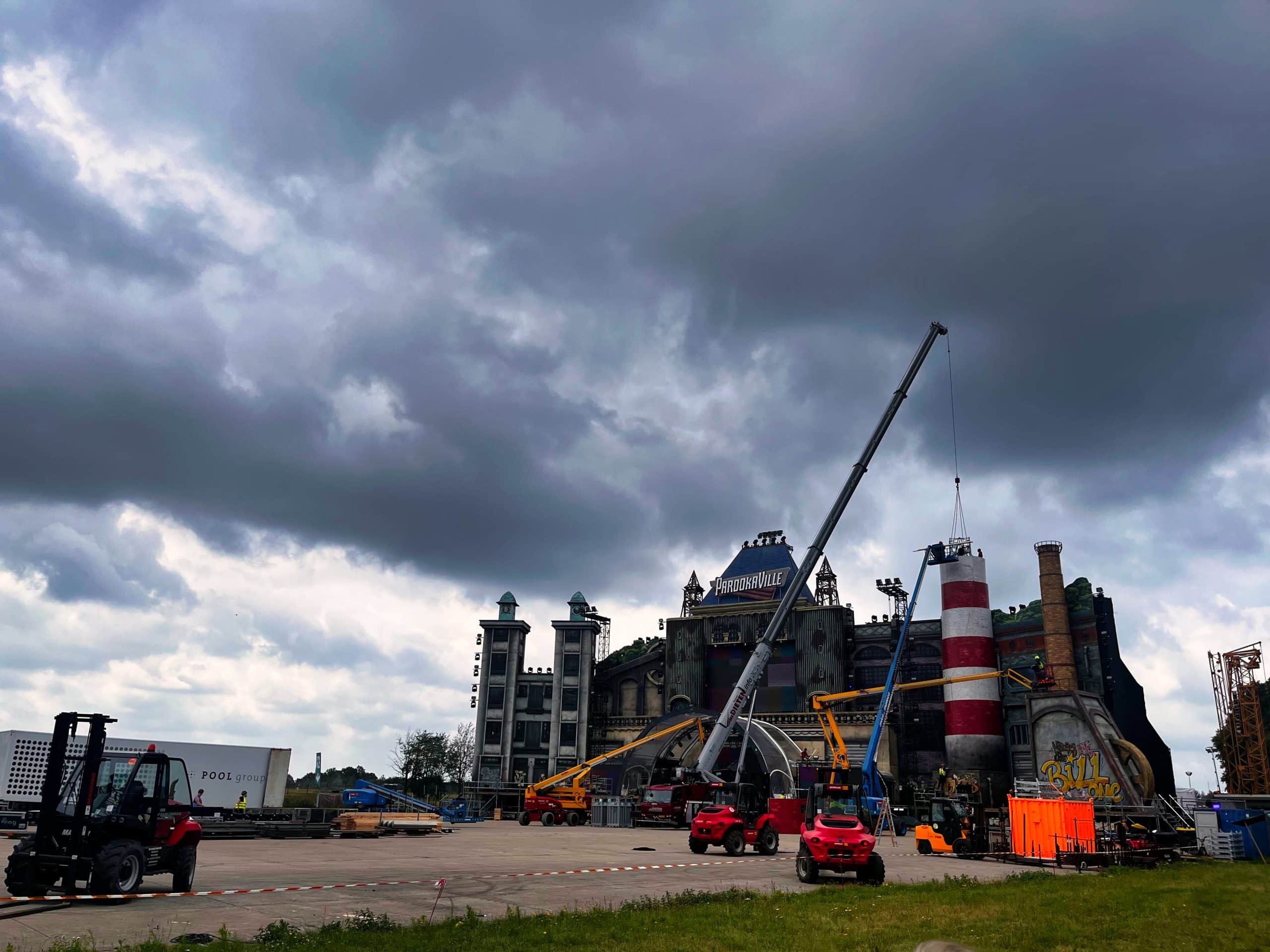 Der Aufbau an der Mainstage vom Parookaville-Festival 2024 läuft unter Hochdruck. Am Mittwoch sind noch düstere Wolken am Himmel – doch die Wetteraussichten für die kommenden Tage sind prächtig und versprechen ein hochsommerliches Partyvergnügen.