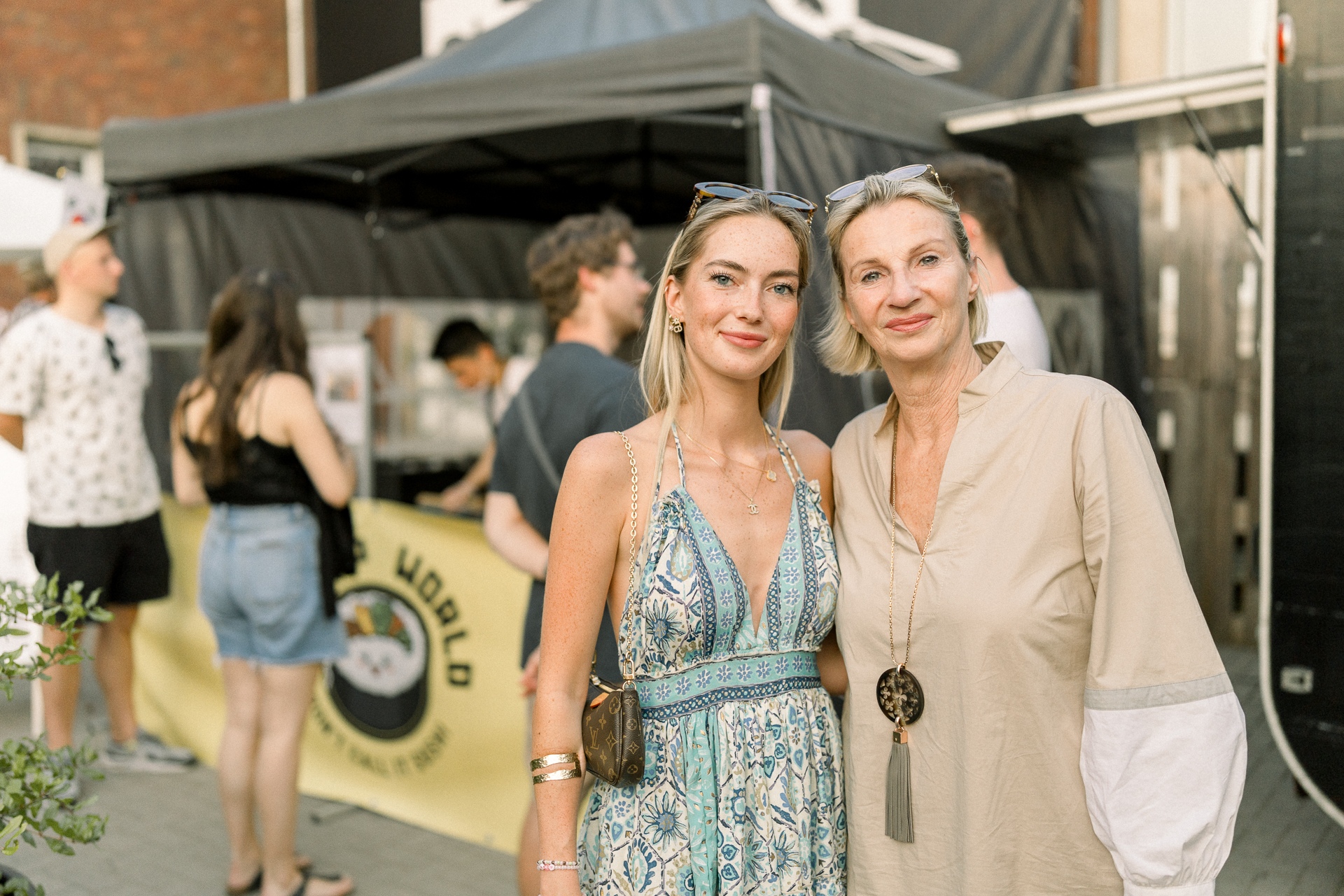 „Streetfood Thursday“ im Stahlwerk: So schön lässt es sich unter freiem Himmel schmausen