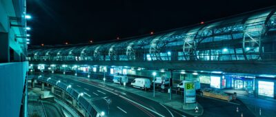 Flughafen Düsseldorf DUS Airport bei Nacht