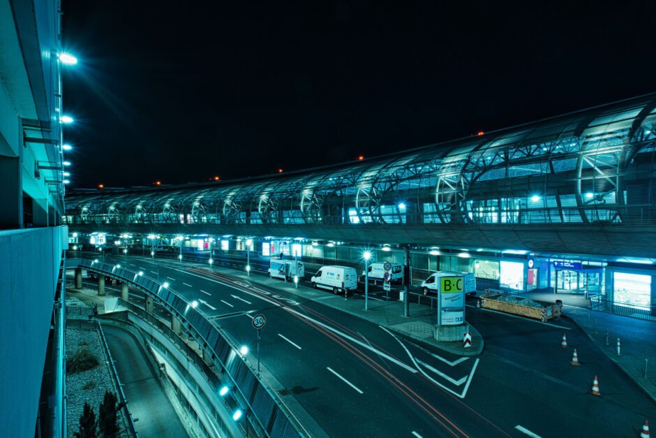 Flughafen Düsseldorf DUS Airport bei Nacht