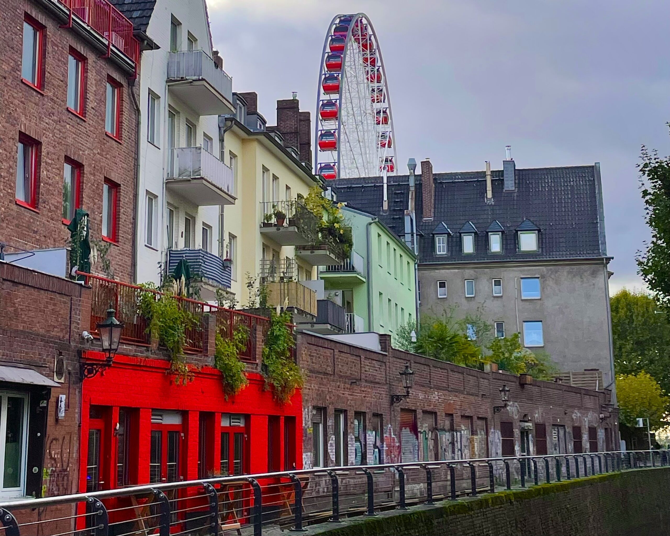 Tipps für das Wochenende in Düsseldorf: Eine erste Runde auf dem Riesenrad, lauter Märkte und Partys!