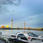 Düsseldorf Rheinturm KD Schiff RheinPoesie Ufer Wetter