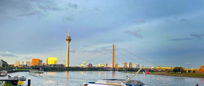 Düsseldorf Rheinturm KD Schiff RheinPoesie Ufer Wetter