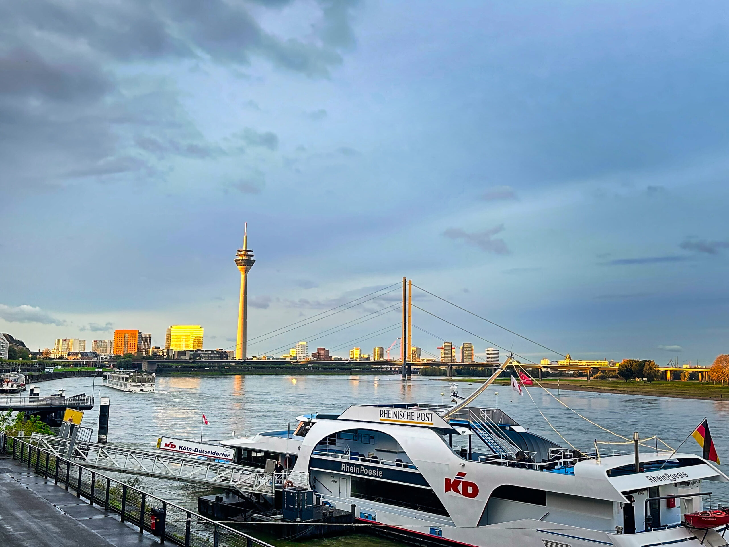 Düsseldorf Rheinturm KD Schiff RheinPoesie Ufer Wetter