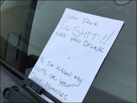 Du parkst wie SCHEIßE!: Zettel an parkendem Auto wird zum